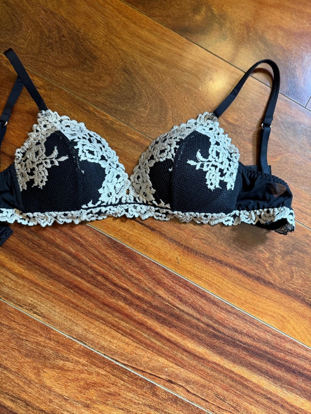 ON HOLD: Intimissimi Pretty Flowers Bra — Black with Cream Lace